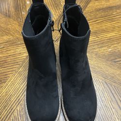 NWT Kensie women Chelsea faux suede boots Size 7