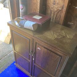 Wooden Cabinet with Wine Tasting Kit
