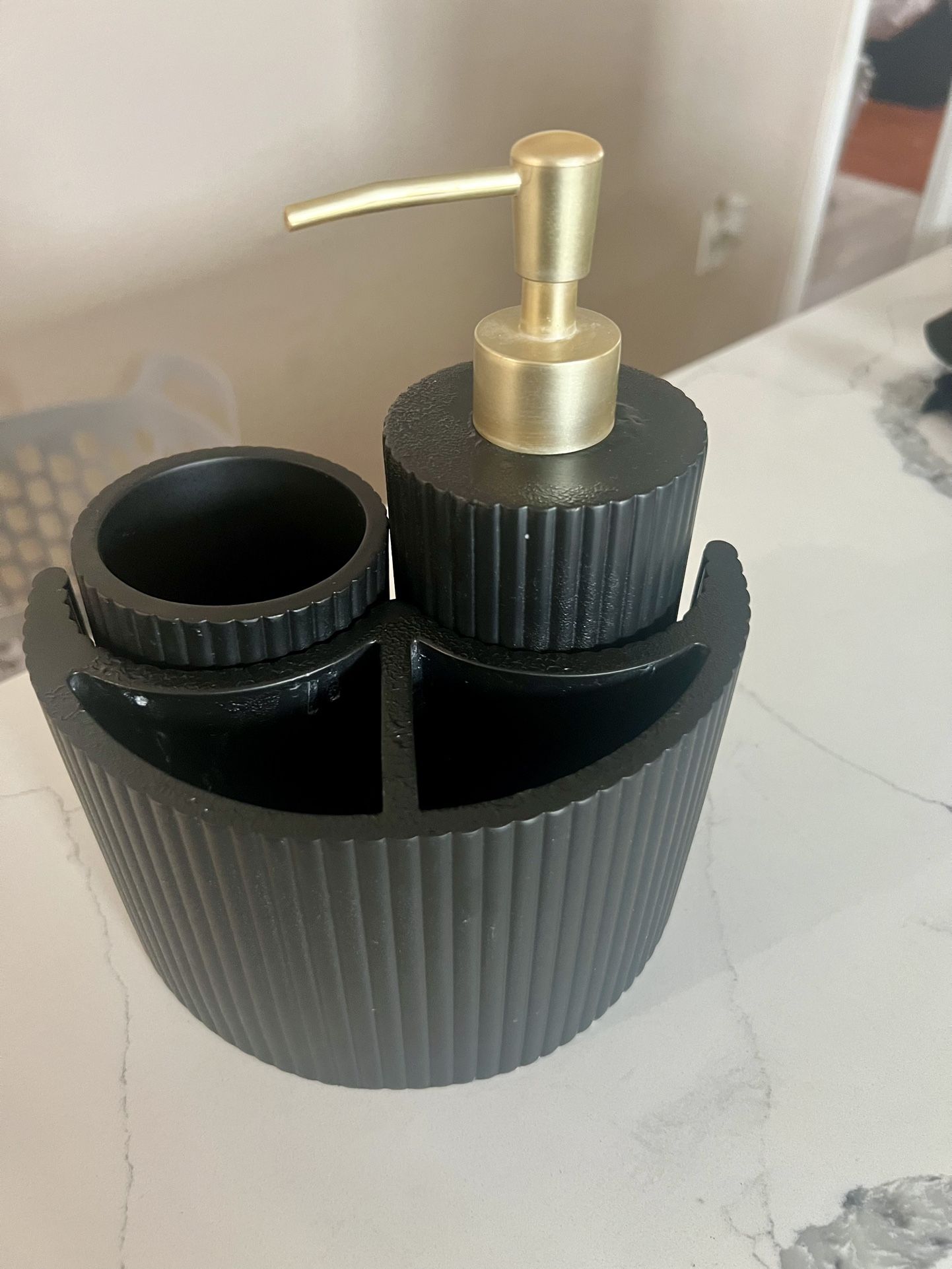 BATHROOM SET FOR HAND SOAP, THOOTH BRUSHES, THOOTH PASTE AND SMALL CUPS