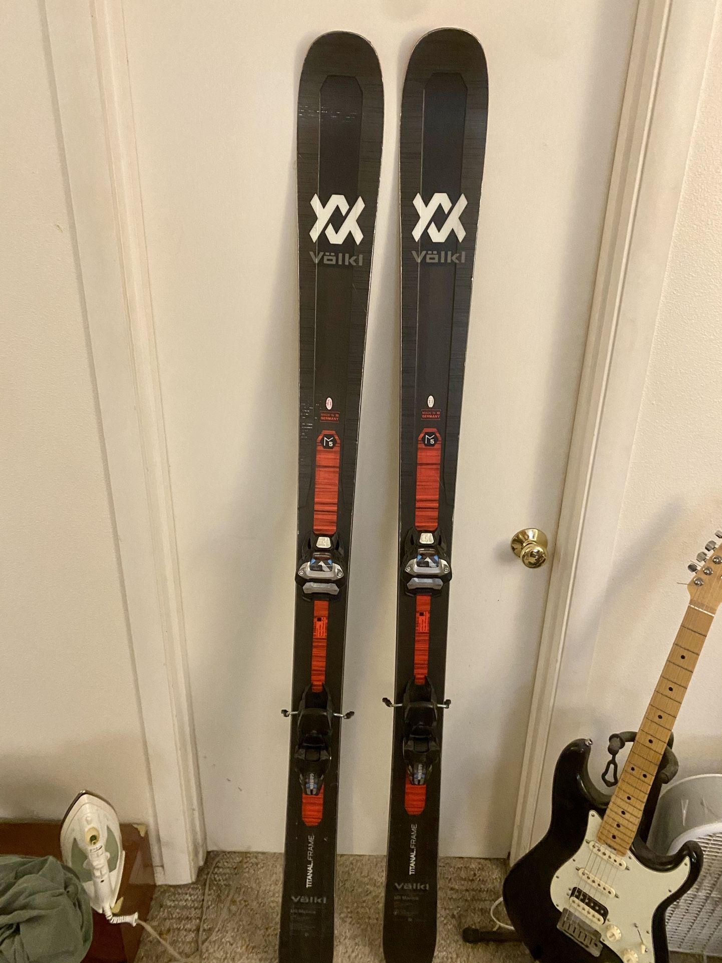 Volkl Mantra M5 Mens All Mountain Skis