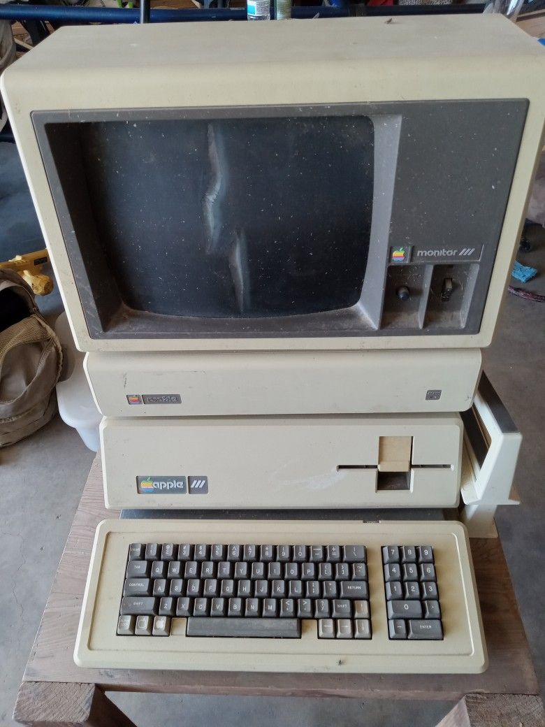 Apple III Complete System Bundle β Monitor ///, External Floppy, Printer, 18 Disks (VisiCalc, Multiplan, Writer)