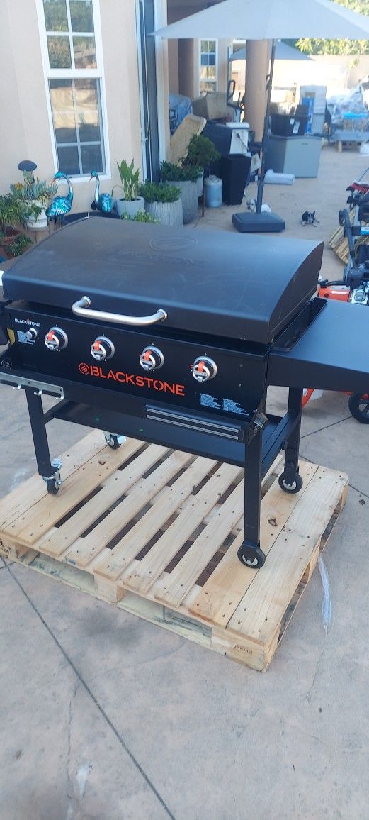 Blackstone 36in. Griddle with Hood & Front Shelf $300