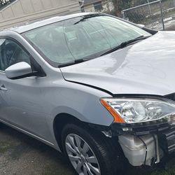 Nissan Sentra 2015 Tengo Las Piezas De Enfrente, Las Quité Para Subirlo Al Dolly