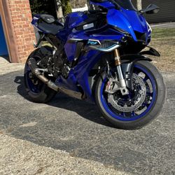 2025 Yamaha R1