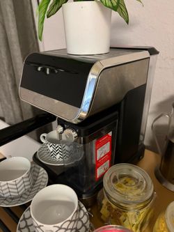 Gourmia coffee and latte maker
