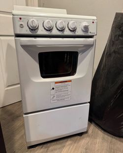 Compact (Perfect for ADU) 20-inch Amana® Electric Range Oven with Versatile Cooktop + GE Range Power Cord 4 Wire