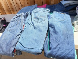Pantalones para mujer talla 27 y talla 4 in good condition $10 cada uno