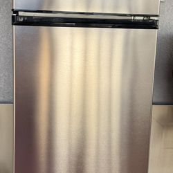 Compact Refrigerator 7.1 Cubic Feet Capacity