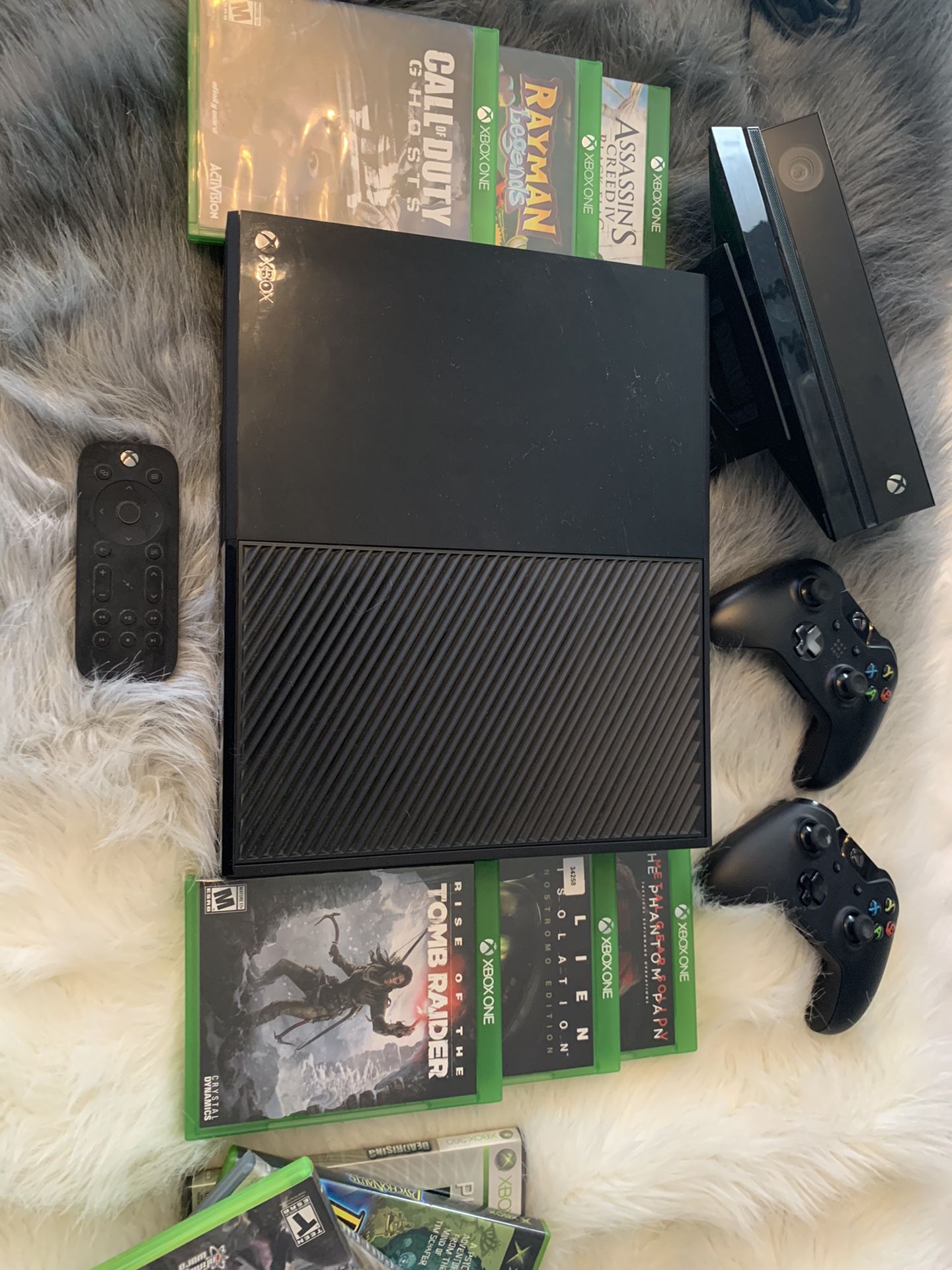 Xbox One - 5 Games - 2 Controllers - Kinect - TV Remote