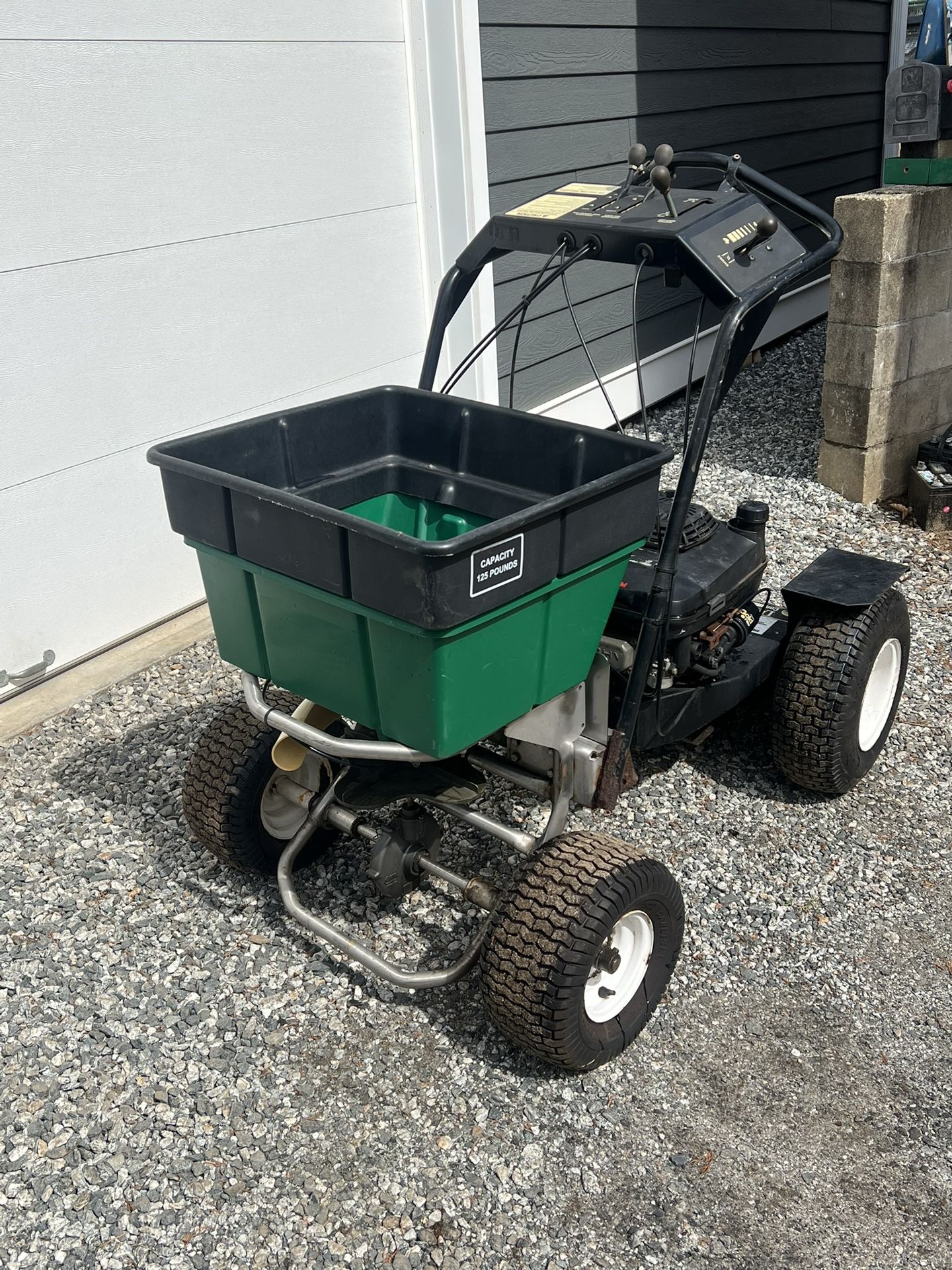 Chariot Ride On Fertilizer Spreader