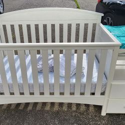 Crib/Toddler Bed w/Changing Table