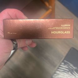 Hourglass illusion foundation