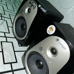 Pair of speakers. Boom it up! For computers