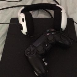 PS4 SLIM WITH HEADSET AND CONTROLLERS