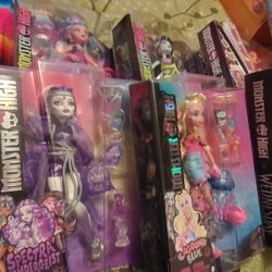 8 Monster High Dolls