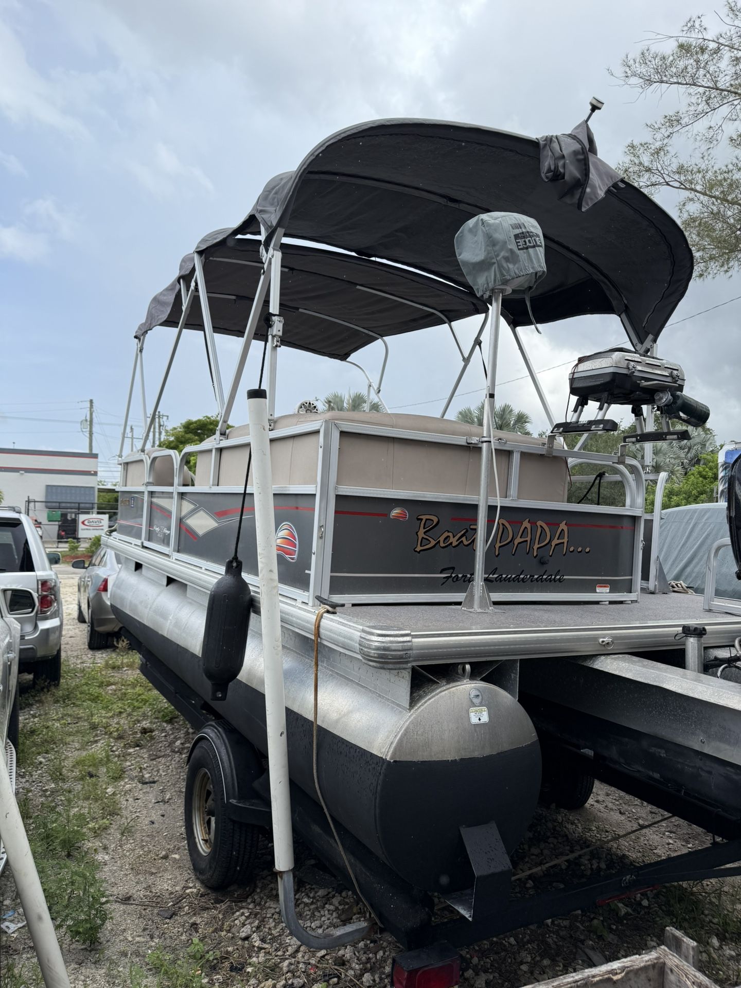 2018 18 ft SunTracker Pontoon 11 Passenger Mercury 75