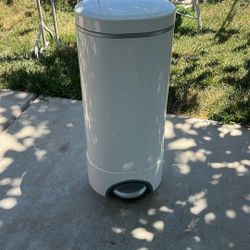 Munchkin  STEP DIAPER  Pail