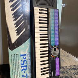 Yamaha Portatone Par-77 Electric Keyboard 