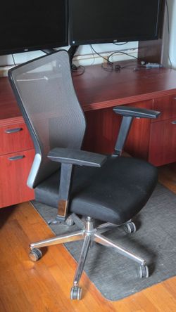 Ergonomic BIG and TALL adjustable soffice desk chair mesh back
