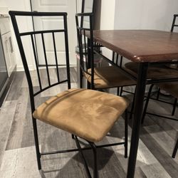 Dining Table With 4 Matching Chairs! Barley Used! 