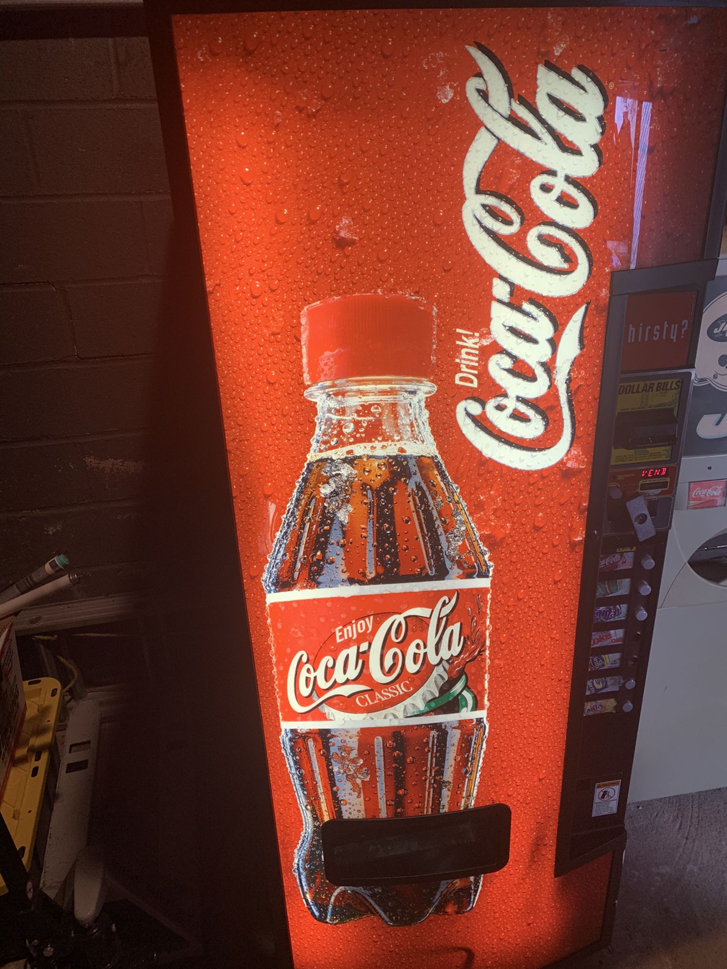 Dixie Narco e276 vending machines - can - Coca Cola .