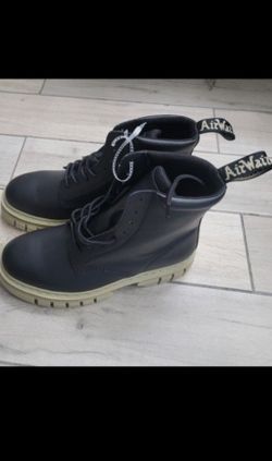 DR MARTENS SIZE 10 MENS NEW