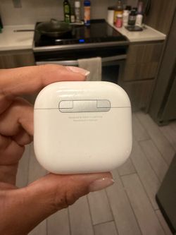 AirPods 4 Charging Case