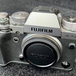 Fujifilm X-T2 Graphite Silver (Body Only) with MHG-XT2 Grip for