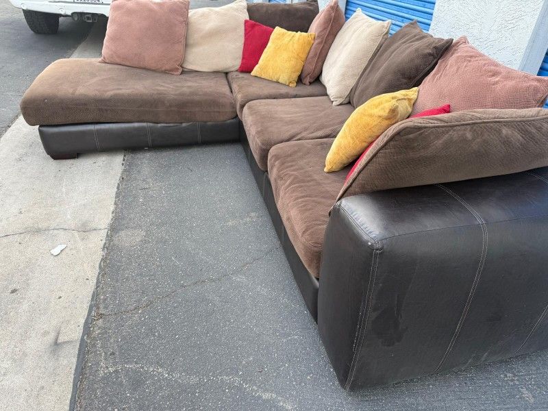 Sectional Couch π Very Nice π Includes Pillows π