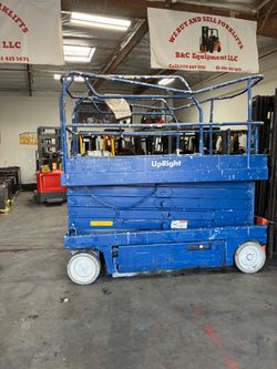 Upright scissor lift