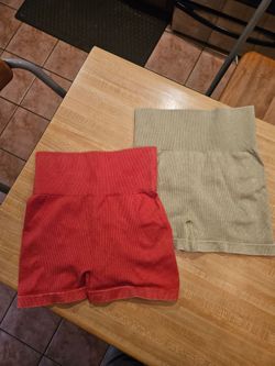 2 Daisy Women's Seamless Ribbed Shorts