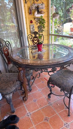 Dining room table and 4 chairs
