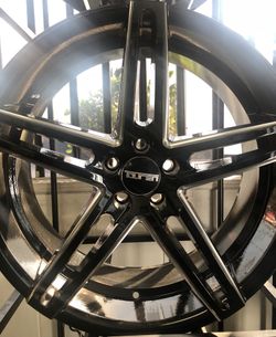 RIMS COME GET YOUR RIMS GOOD PRICES DIFFERENT STYLES WE HAVE NO CREDIT NEEDED WE HAVE 90-DAYS OPTION
