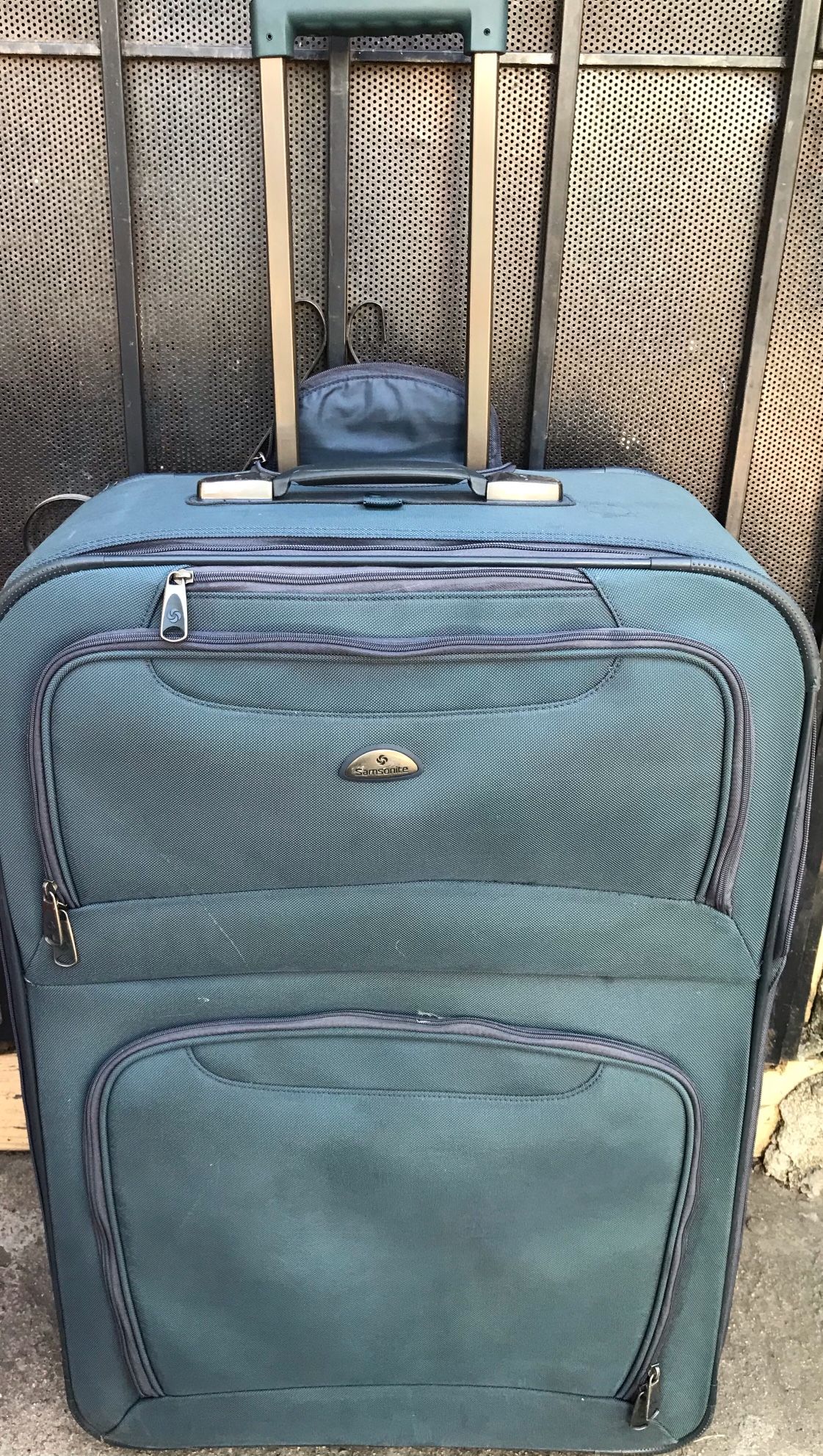 Big Luggage 🧳 For traveling For More Than 50 Pounds Up To 70 Pounds Good Condition Everything Works Perfect Ready For Pick Up South La 90043