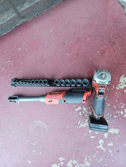 Milwaukee Cordless Ratchet with Socket Set