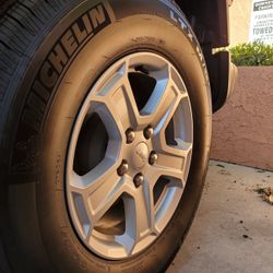 LIKE NEW JEEP WRANGLER STOCK WHEELS AND TIRES 17’