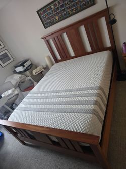 LIKE BRAND NEW! Leesa Sapira hybrid Queen mattress