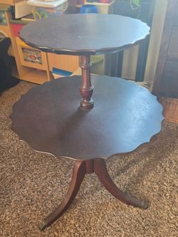 Antique Style Mahogany 2 Tier Pie-Crust Dumbwaiter Table Scalloped Edge Stand