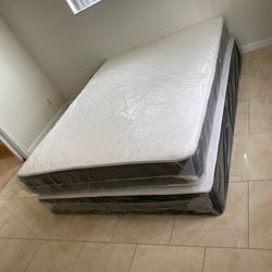 Queen mattress regular set with box spring ( 2pc brand new) 