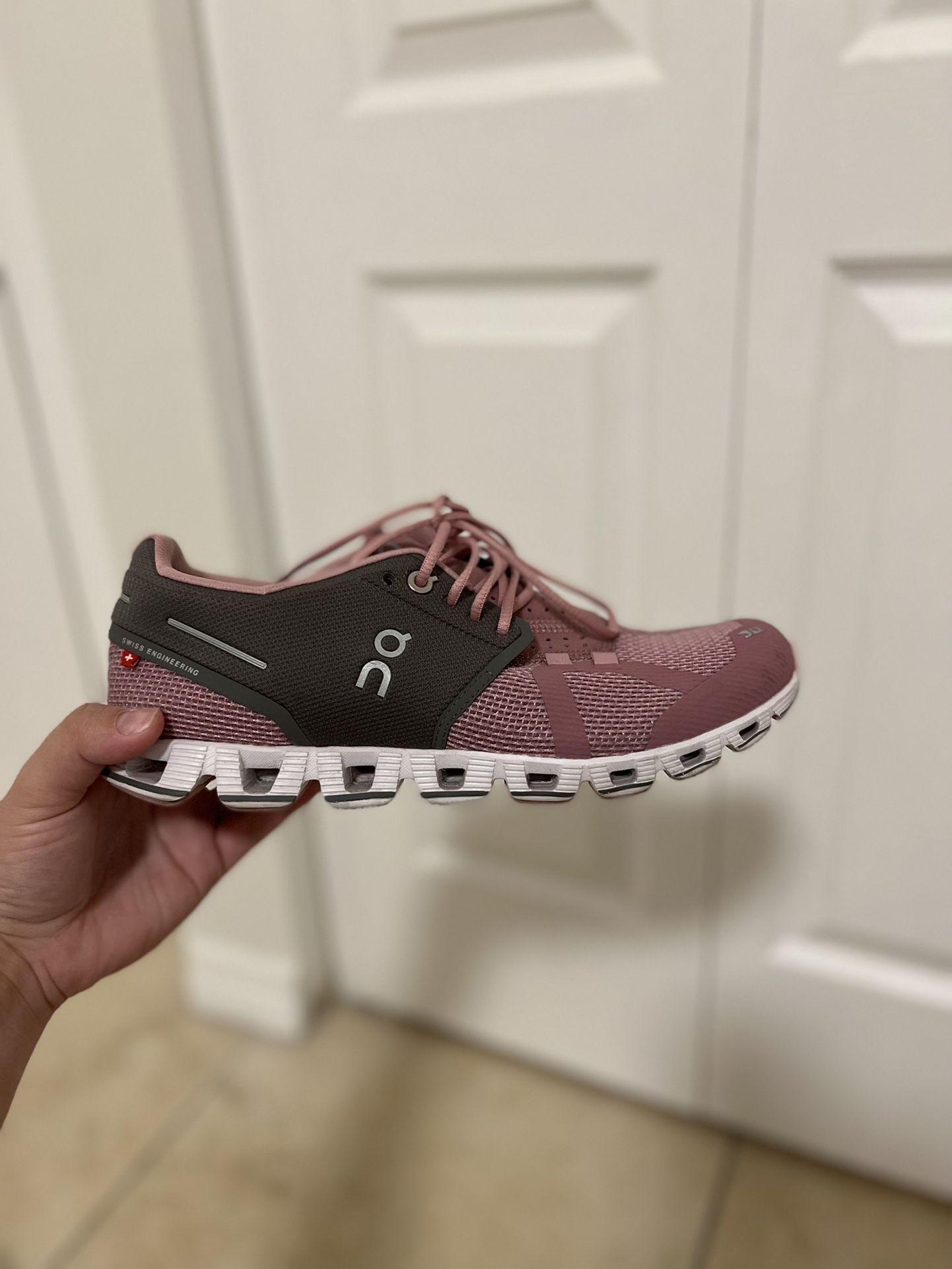 Onclouds Size 7.5 Running Shoes