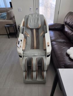 Artist Hand - Luxury Full-Body Massage Chair - Zero Gravity