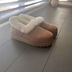 Woman’s Ugg Boots Size 8