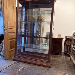 Large Showcase Mirrored And Lights 