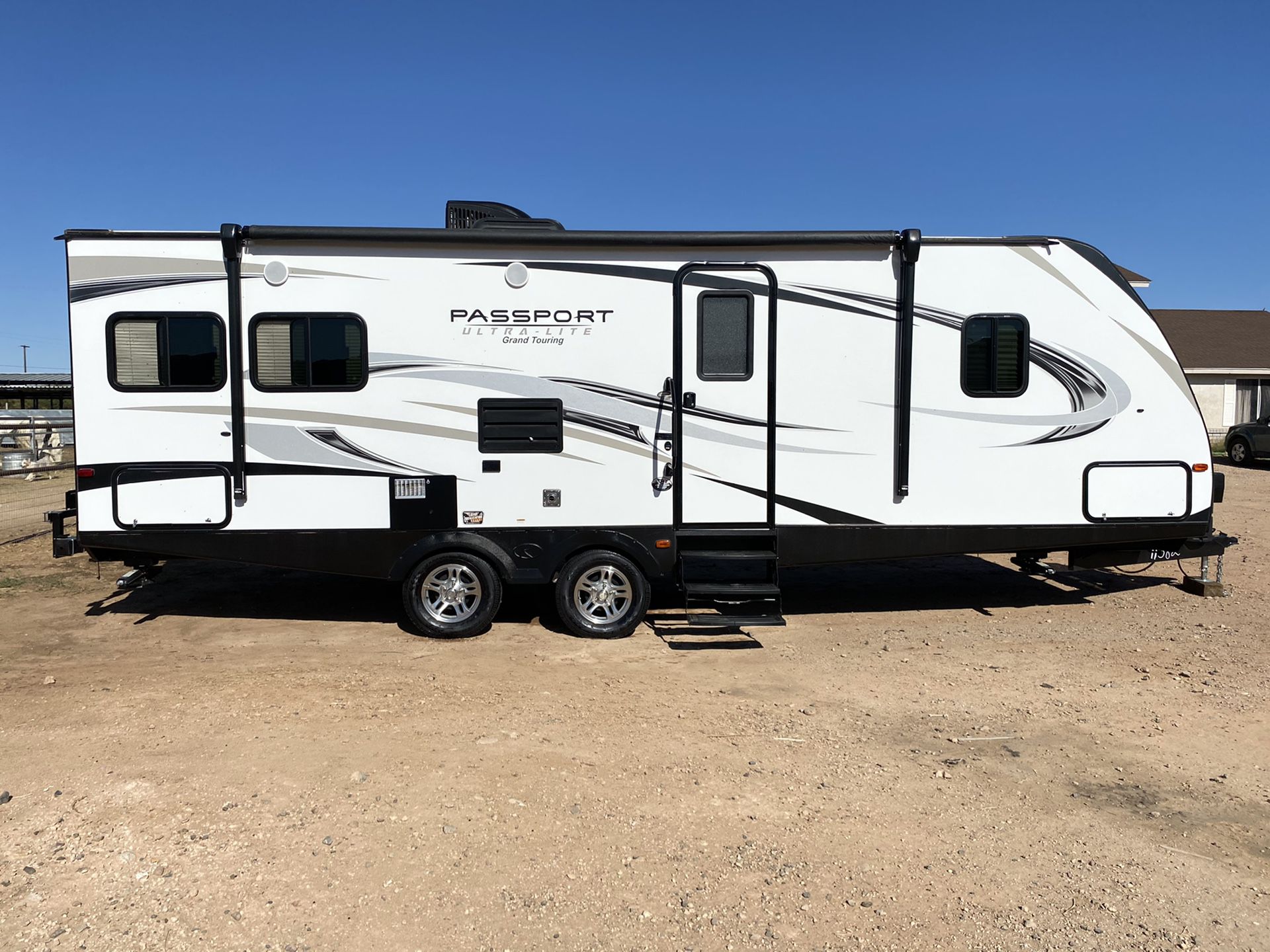 2019 Passport UltraLite grand touring 25 foot travel trailer with one large slide garage kept since brand new in immaculate condition