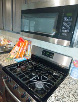 Frigidaire Stainless Steel Gas Range FRIGIDAIRE GAS OVEN/RANGE WIFI SMART OVEN 🛜 GREAT CONDITION NEED PICKED UP ASAP FIRST COME FIRST SERVE