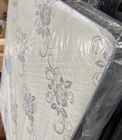 Deluxe brand Queen size mattress set
