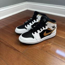 Like New Air Jordan 1 Mid - Boys Size 5.5
