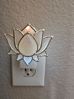Bath & Body Works Wallflowers Plug In Iridescent Pearl Lotus Flower Light Up
