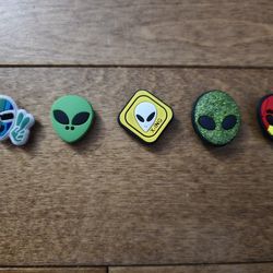 Lot Of 5 Alien Shoe Charms 