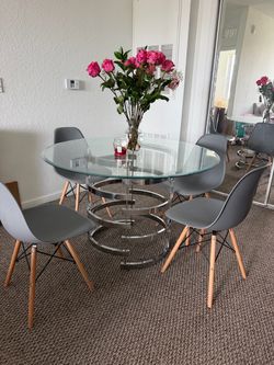Glass round table with 4 grey chairs
